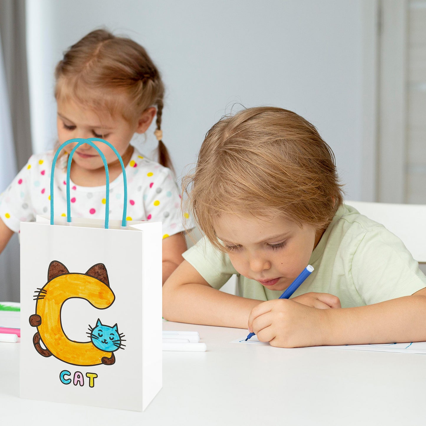 16/32pcs DIY Coloring Gift Bags for Kids, Reusable Paper Party Favor Bags with Handles, Animal Alphabet Design for Birthday Party Supplies, Classroom Crafts
